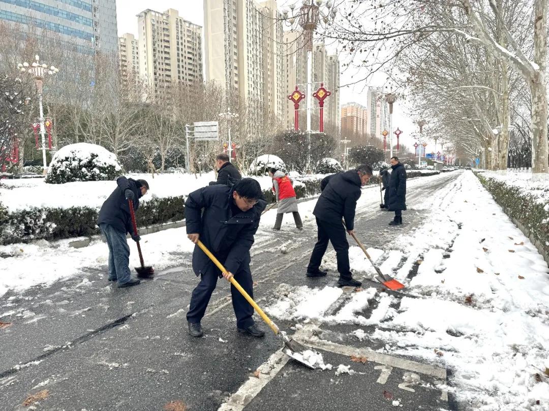 【模范机关走在前】（六百零八）驻马店市直单位迅速行动清雪除冰保畅通